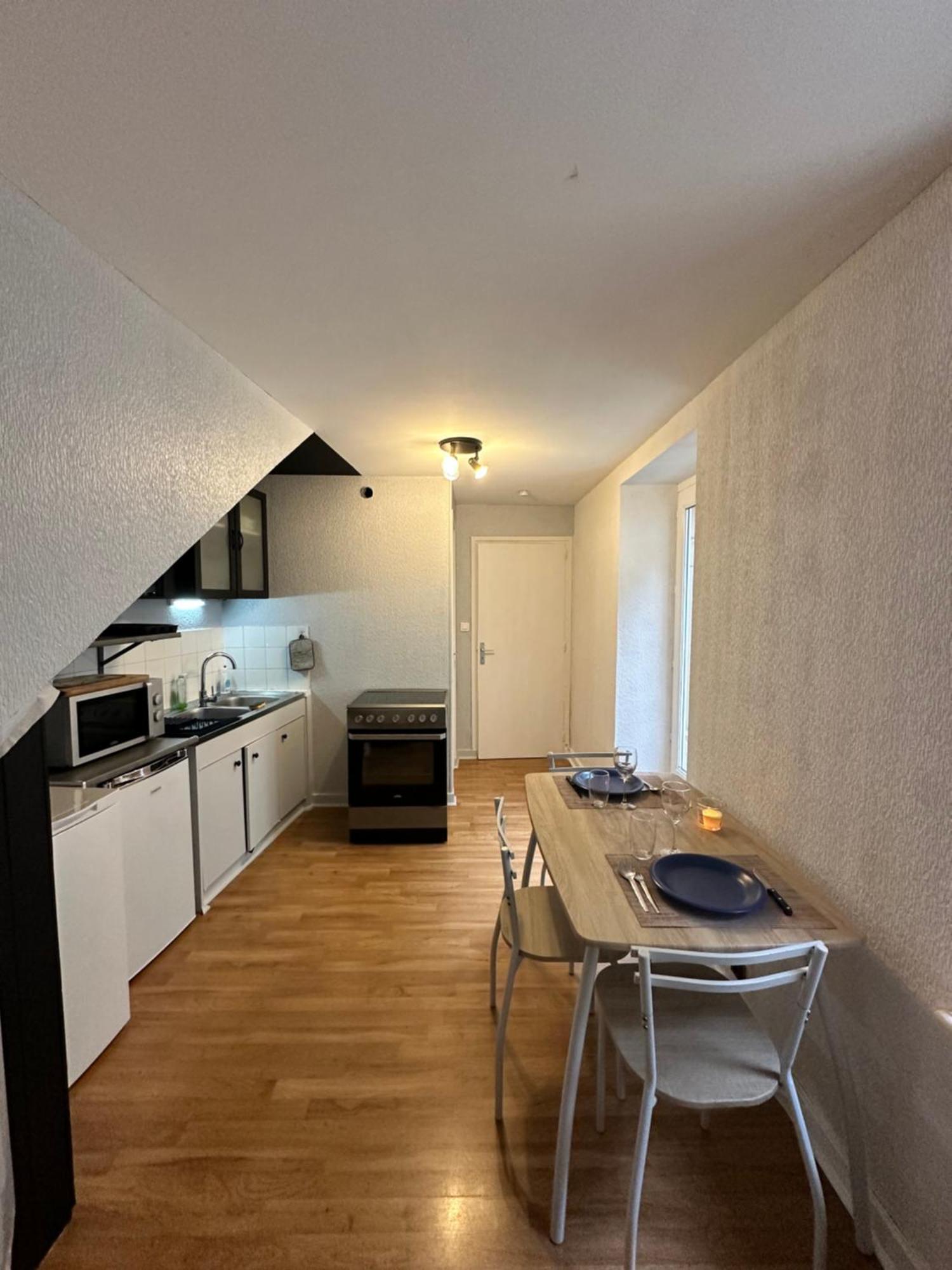 Apartment Hyper Centre, Place Des Vosges T2 Avec Terrasse Et Salon De Jardin. *