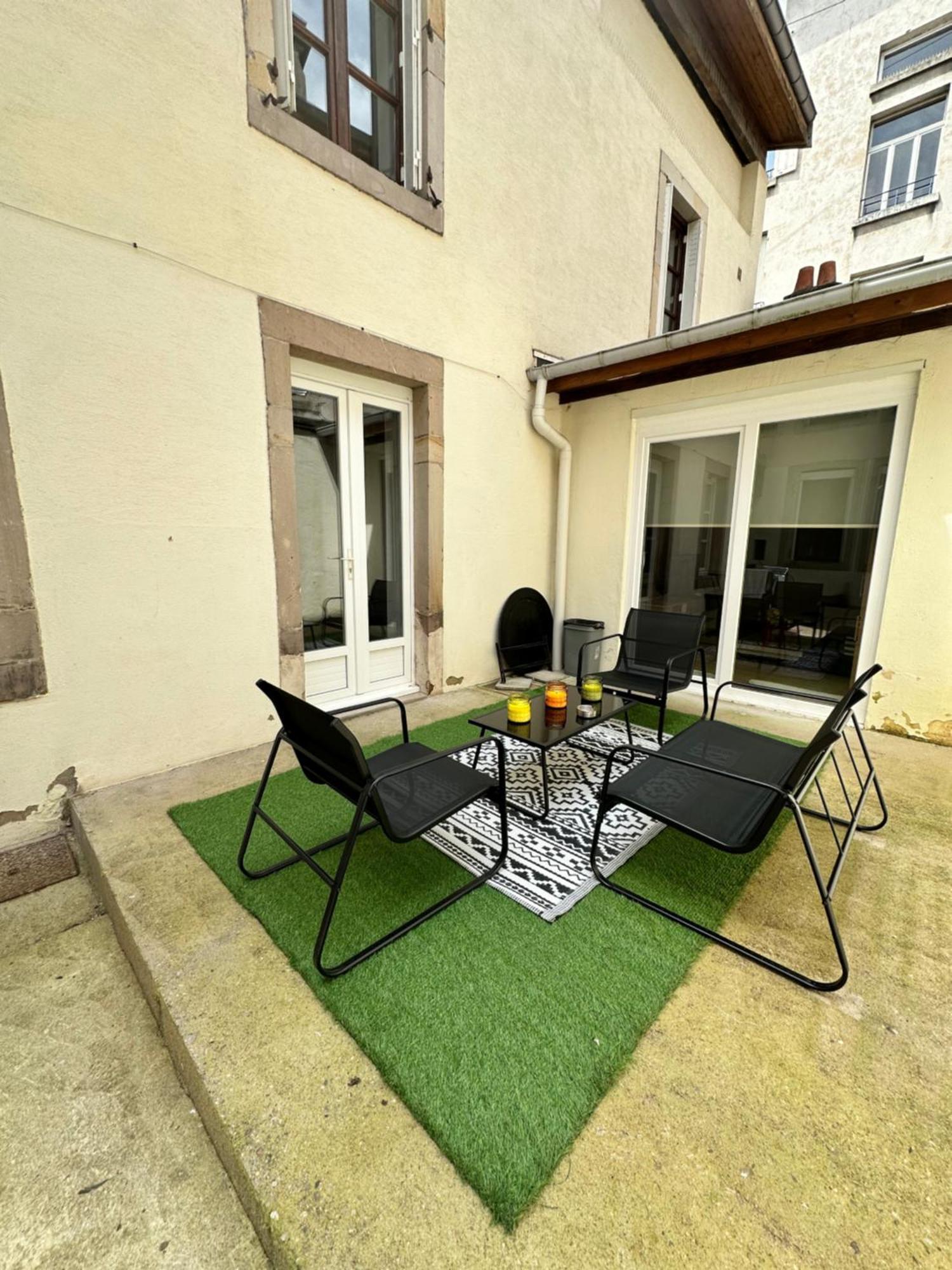 Apartment Hyper Centre, Place Des Vosges T2 Avec Terrasse Et Salon De Jardin.