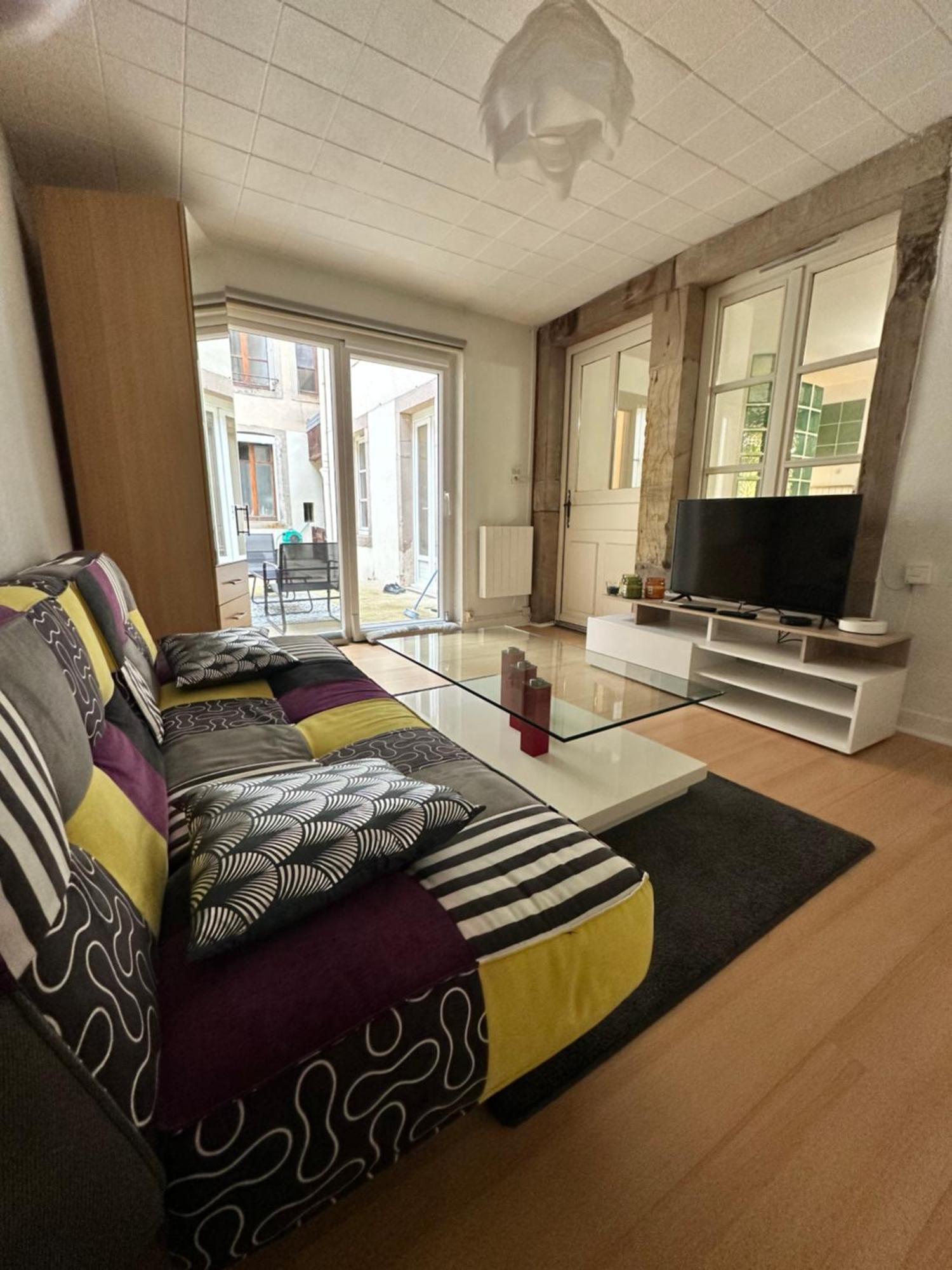 Apartment Hyper Centre, Place Des Vosges T2 Avec Terrasse Et Salon De Jardin. *