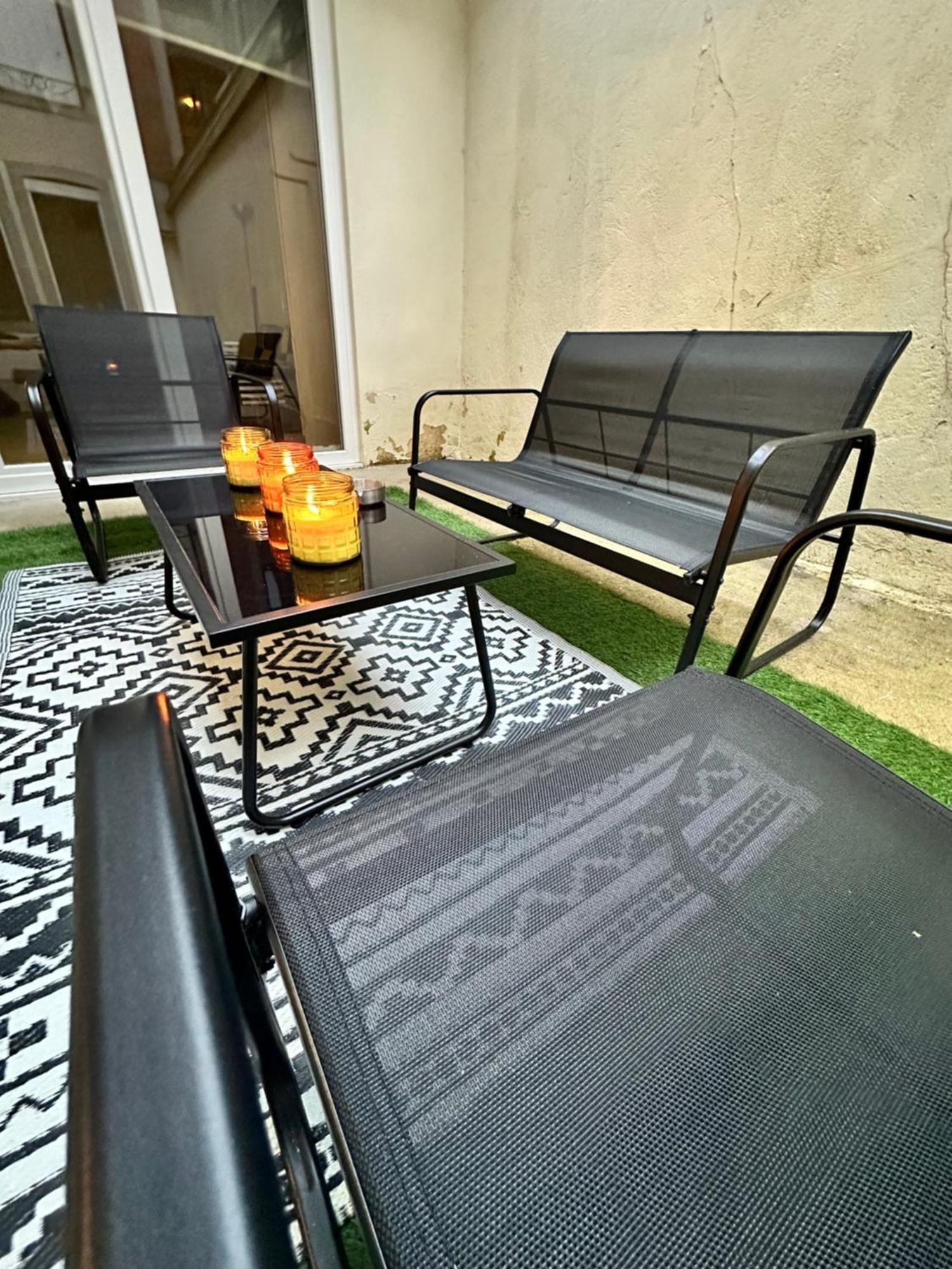 Apartment Hyper Centre, Place Des Vosges T2 Avec Terrasse Et Salon De Jardin.